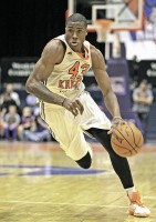 Thanasis Antetokounmpo of the Westchester Knicks drives to the basket in last Tuesday's win vs. Los Angeles.