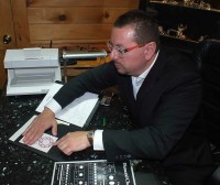 BOW-2 | The Examiner News Sal D’Errico explains the four “C’s” of diamond selection: cut, color, clarity and carat. Tony Seideman Photo