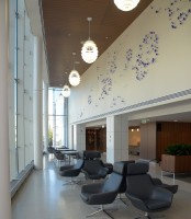 White Plains Hospital commissioned an installation by New York sculptor Paul Villinski, whose soaring clusters of butterflies—forged from recycled cans—inspire feelings of beauty, hope, and renewal among those who view his work. Both individual seating and café seating are out in the lobby’s atrium, where the double-height space is anchored by artichoke light fixtures designed by the Danish designer Poul Henningsen for the international lighting manufacturer Louis Polsen. John Vecchiolla Photo