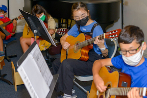 HBMS_Group_Guitar_Class_photo_by_Steven_Schnur | The Examiner News Children playing guitar