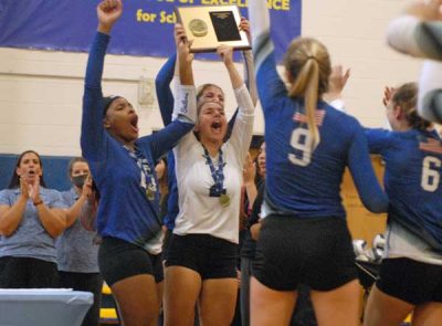 Hen-Hud-captains-hoist-the-hardware | The Examiner News